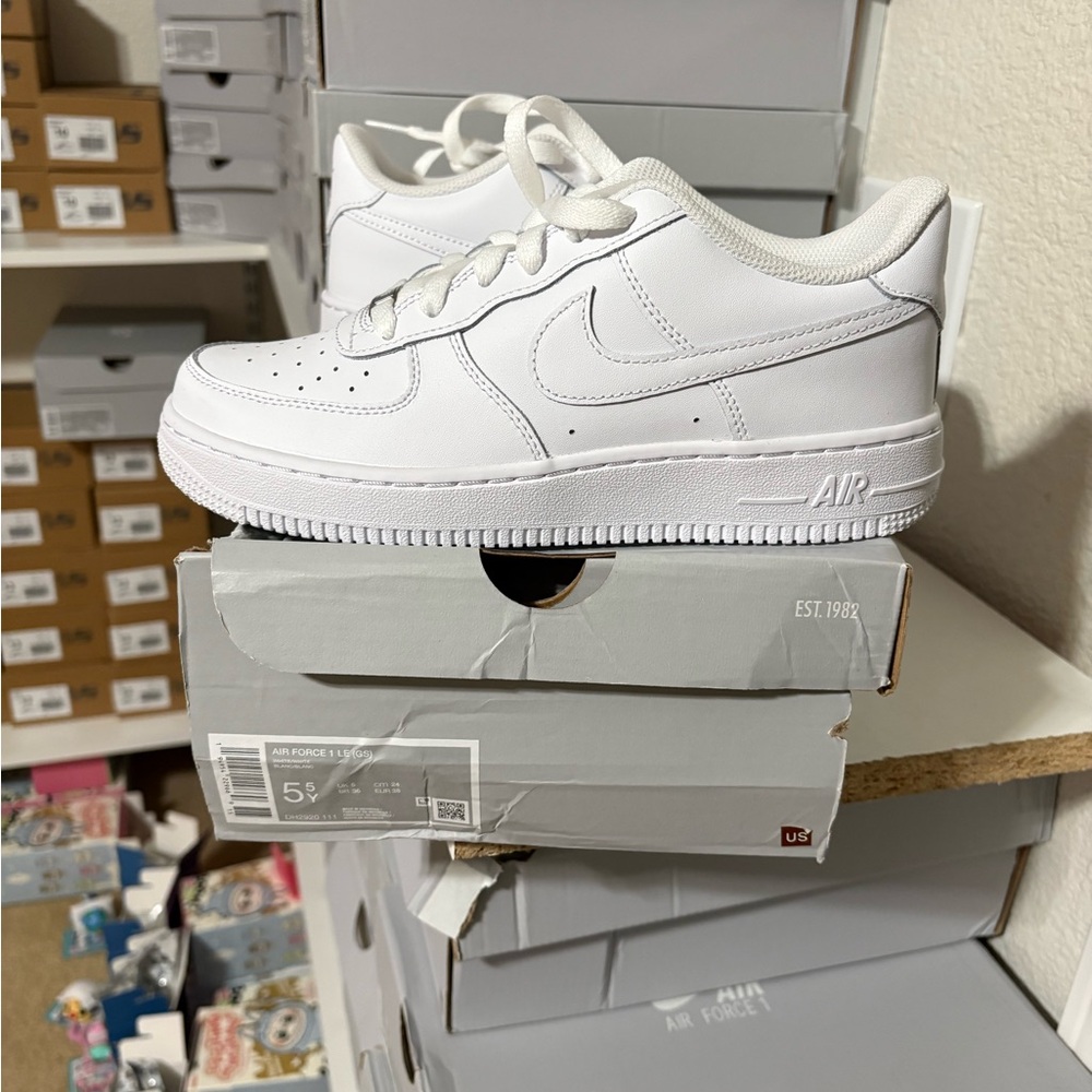 Size 6Y / 7.5 womens  - Air Force 1 Low ‘07 Triple White